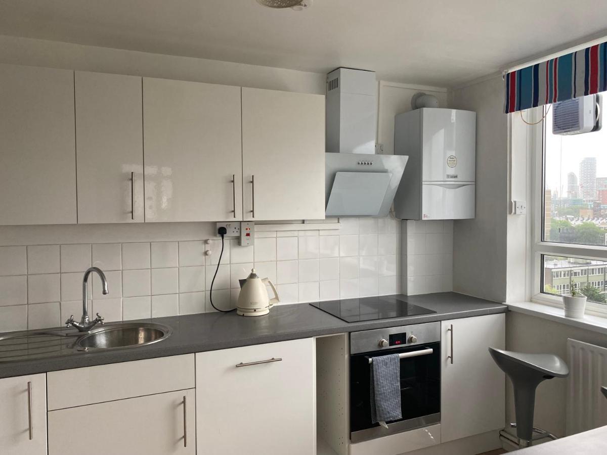 Bedroom With An Office Desk In A Shared 2 Bedroom Flat Near Canary Wharf London Exterior foto