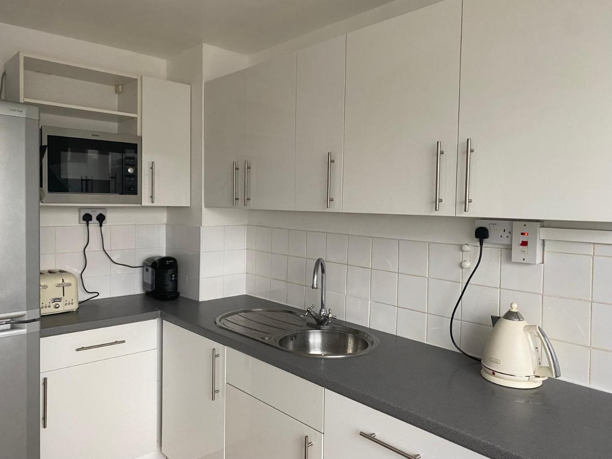 Bedroom With An Office Desk In A Shared 2 Bedroom Flat Near Canary Wharf London Exterior foto