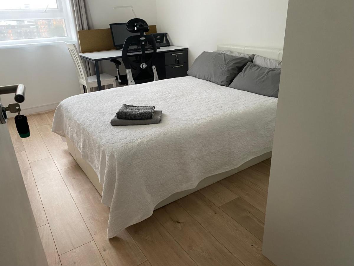 Bedroom With An Office Desk In A Shared 2 Bedroom Flat Near Canary Wharf London Exterior foto