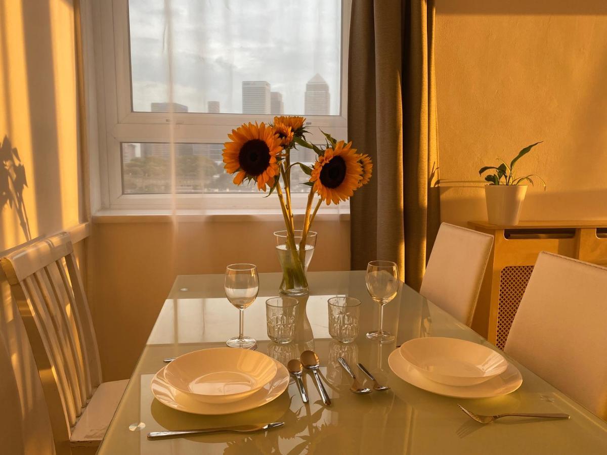 Bedroom With An Office Desk In A Shared 2 Bedroom Flat Near Canary Wharf London Exterior foto