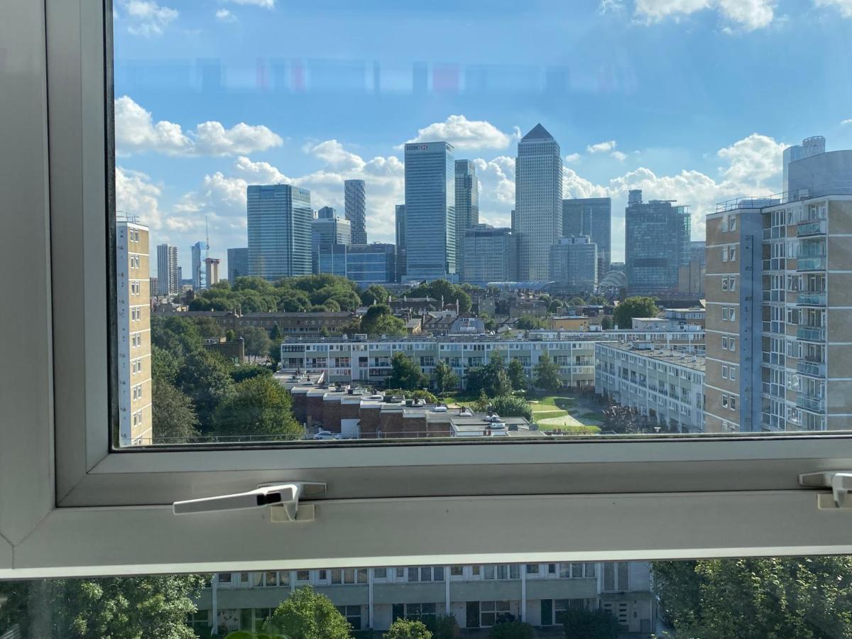 Bedroom With An Office Desk In A Shared 2 Bedroom Flat Near Canary Wharf London Exterior foto