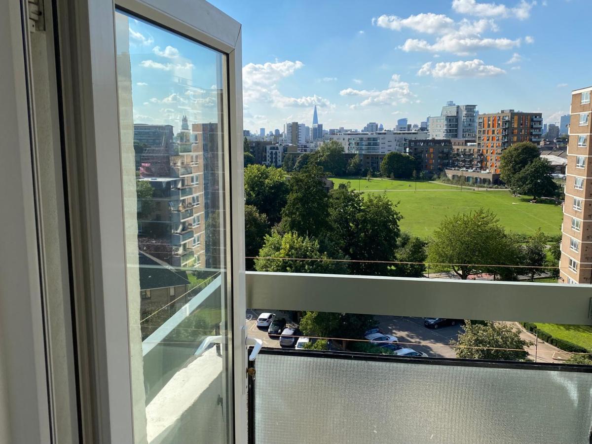 Bedroom With An Office Desk In A Shared 2 Bedroom Flat Near Canary Wharf London Exterior foto
