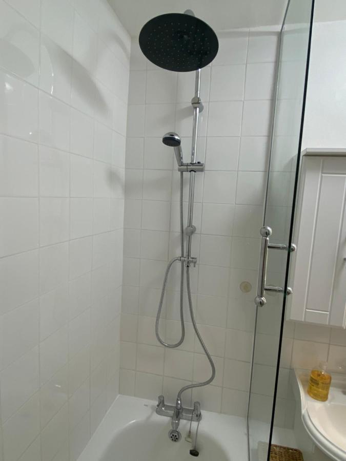 Bedroom With An Office Desk In A Shared 2 Bedroom Flat Near Canary Wharf London Exterior foto