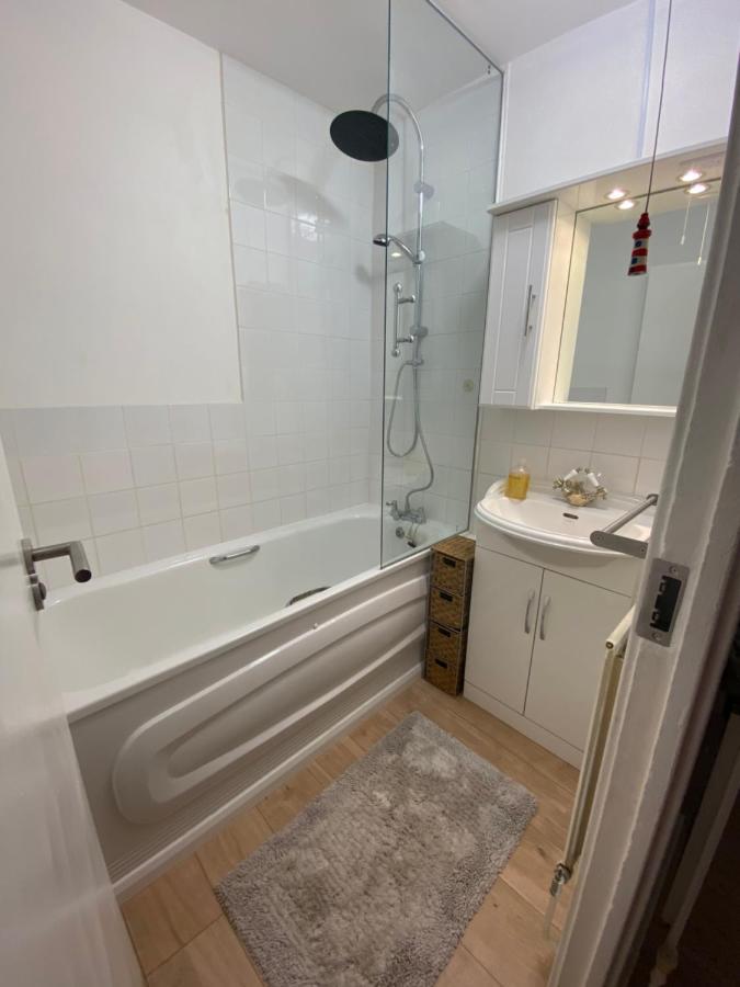 Bedroom With An Office Desk In A Shared 2 Bedroom Flat Near Canary Wharf London Exterior foto